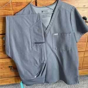 Figs women’s graphite scrub set